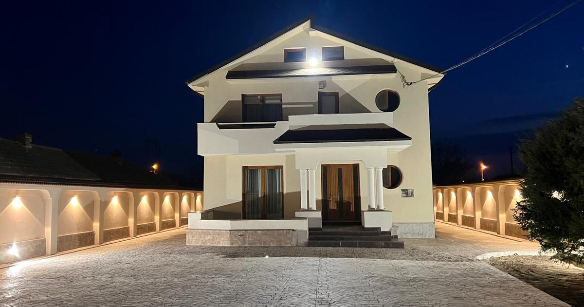 Casă individuală 450 mp cu 8 camere în Poiana