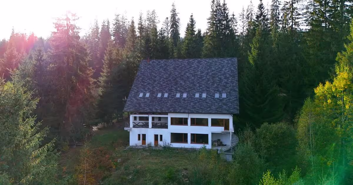 Casă individuală 800 mp cu 7 camere în Pojorâta