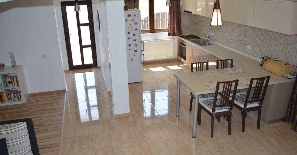 Casă individuală 120 mp cu 4 camere în Săbăreni