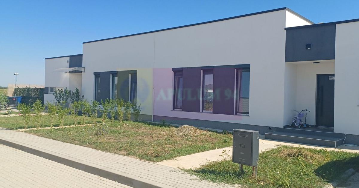 Casă individuală 116 mp cu 4 camere în Săbăreni