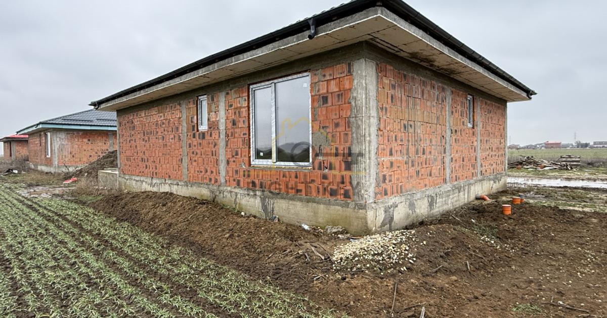 Casă individuală 108 mp cu 4 camere în Săbăreni