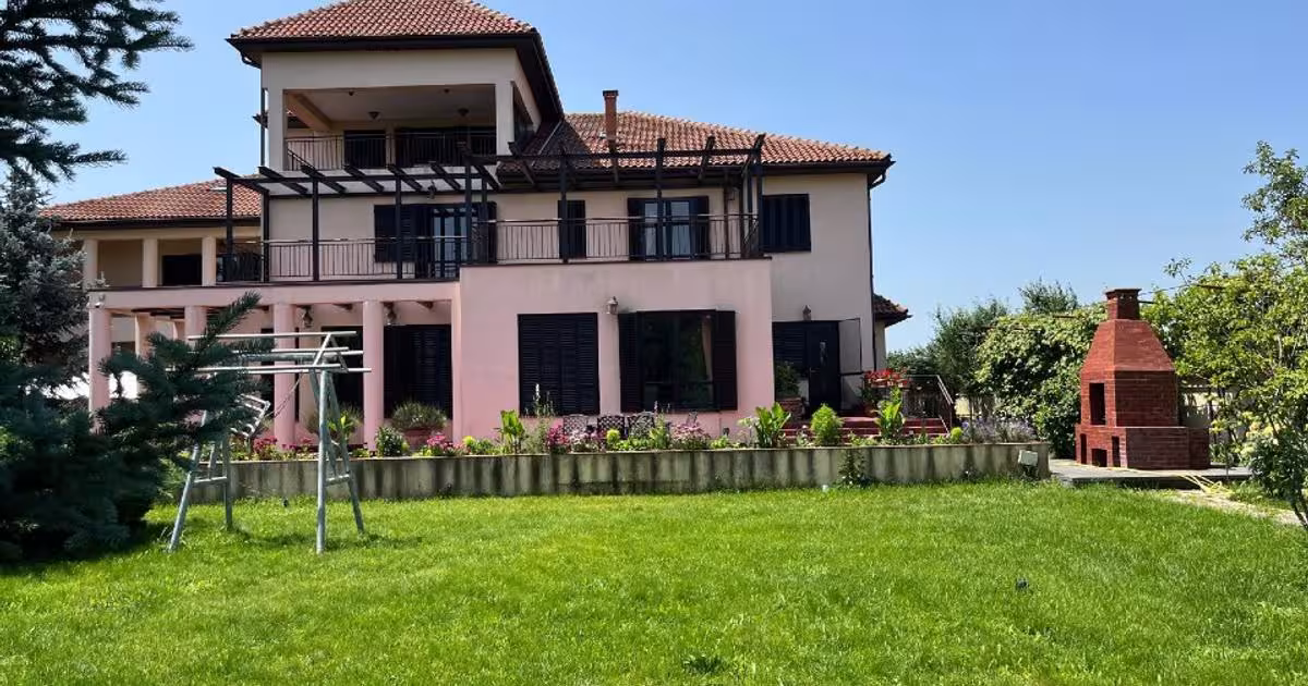 Casă individuală 1,070 mp cu 8 camere în Samurcași