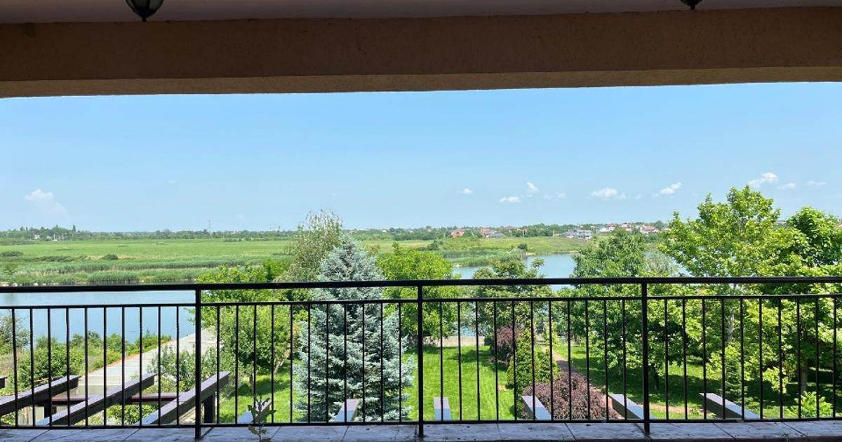 Casă individuală 1,070 mp cu 8 camere în Samurcași