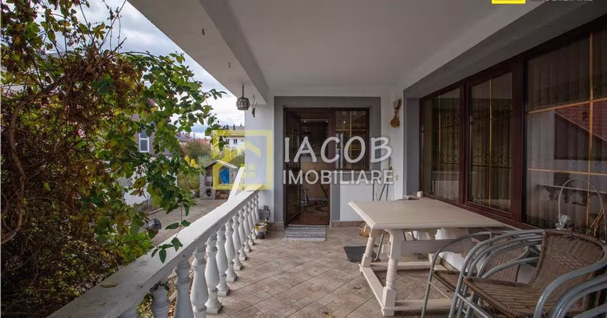 Casă individuală 480 mp cu 4 camere în Săvinești