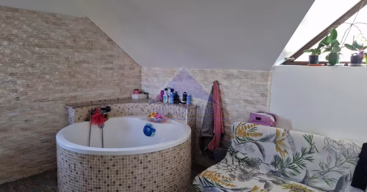 Casă individuală 195 mp cu 4 camere în Spătaru