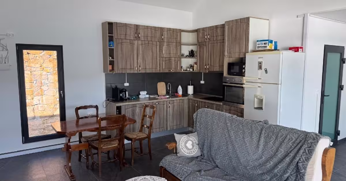 Casă individuală 90 mp cu 4 camere în Svinița