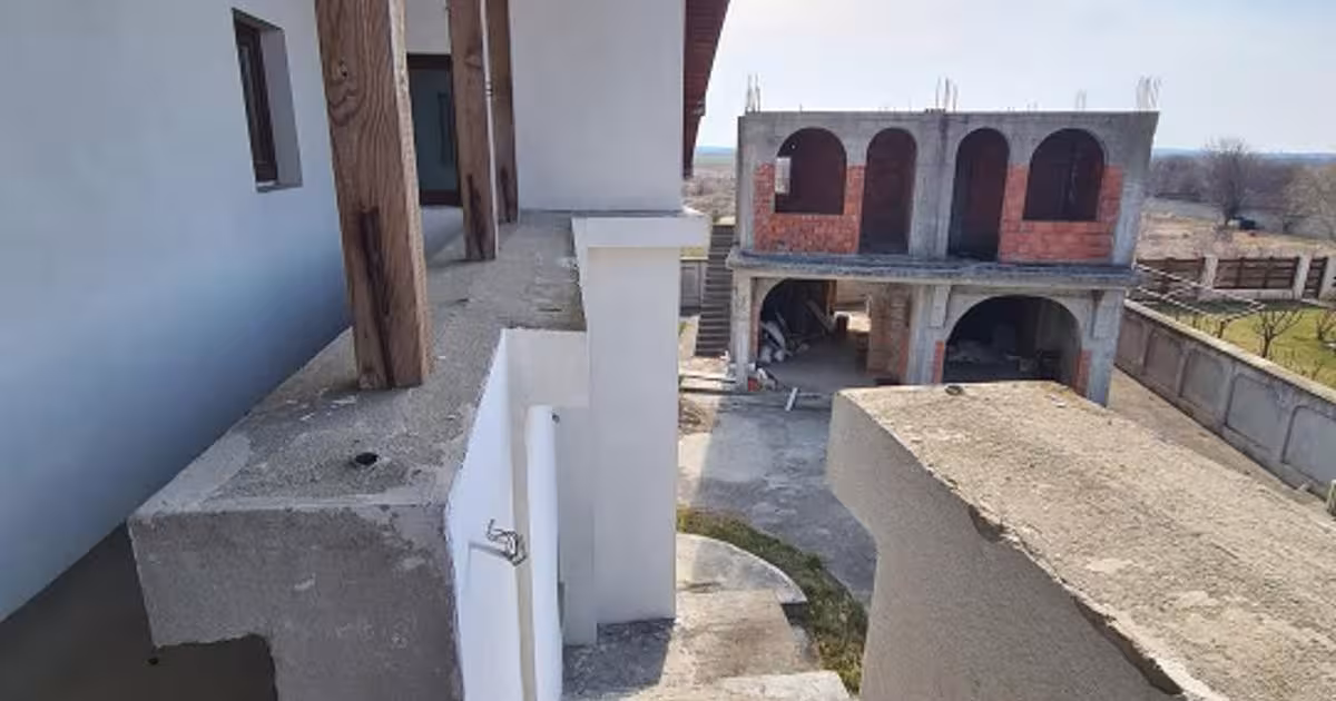 Casă individuală decomandat cu 8 camere în Tărtășești