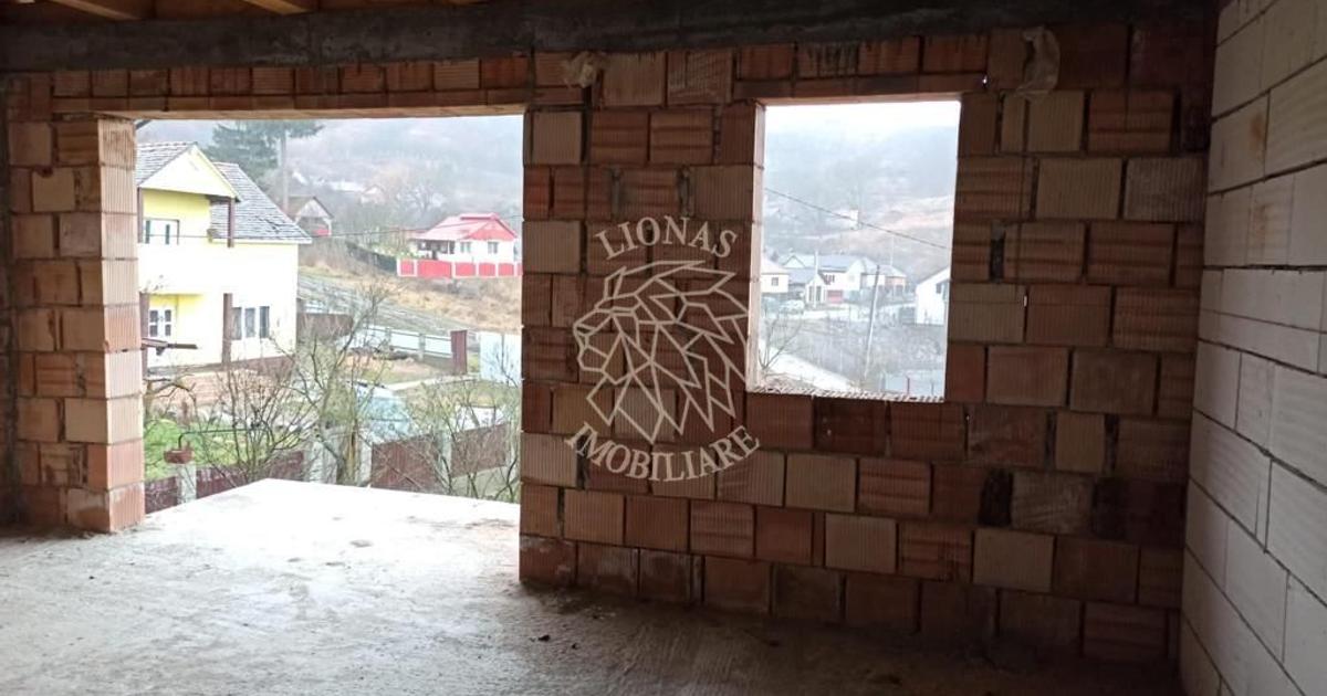 Casă individuală cu 6 camere în Teaca