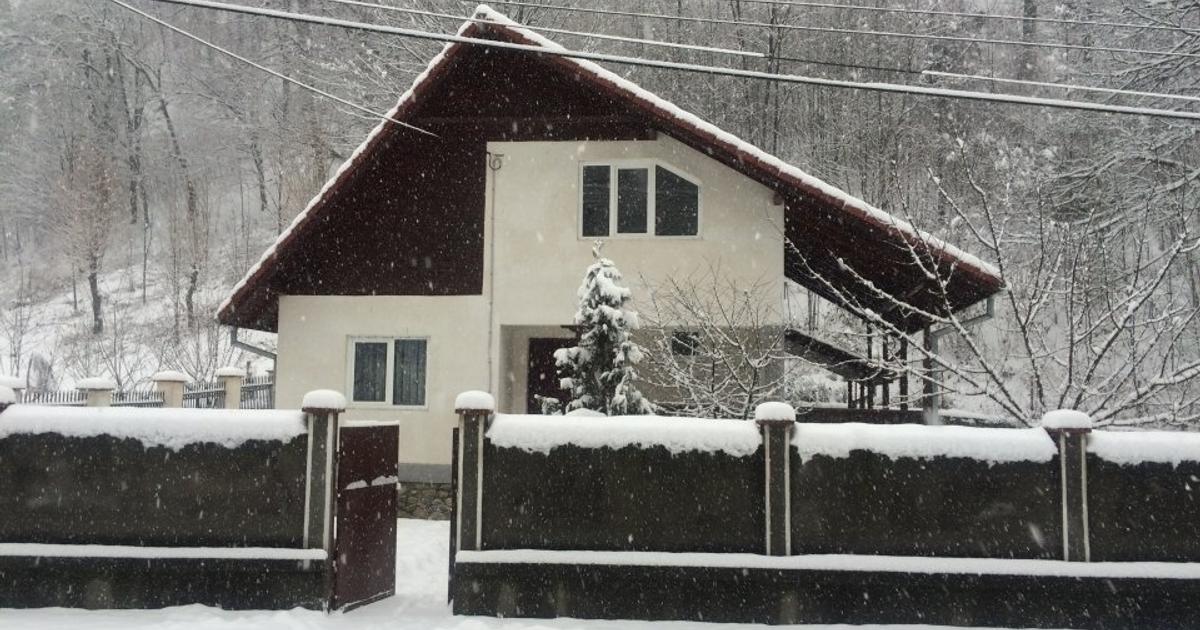 Casă individuală 100 mp cu 3 camere în zona Est, Tismana