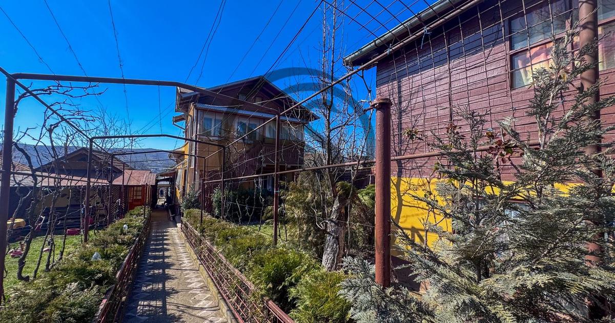 Casă individuală cu 5 camere în zona Est, Urlați