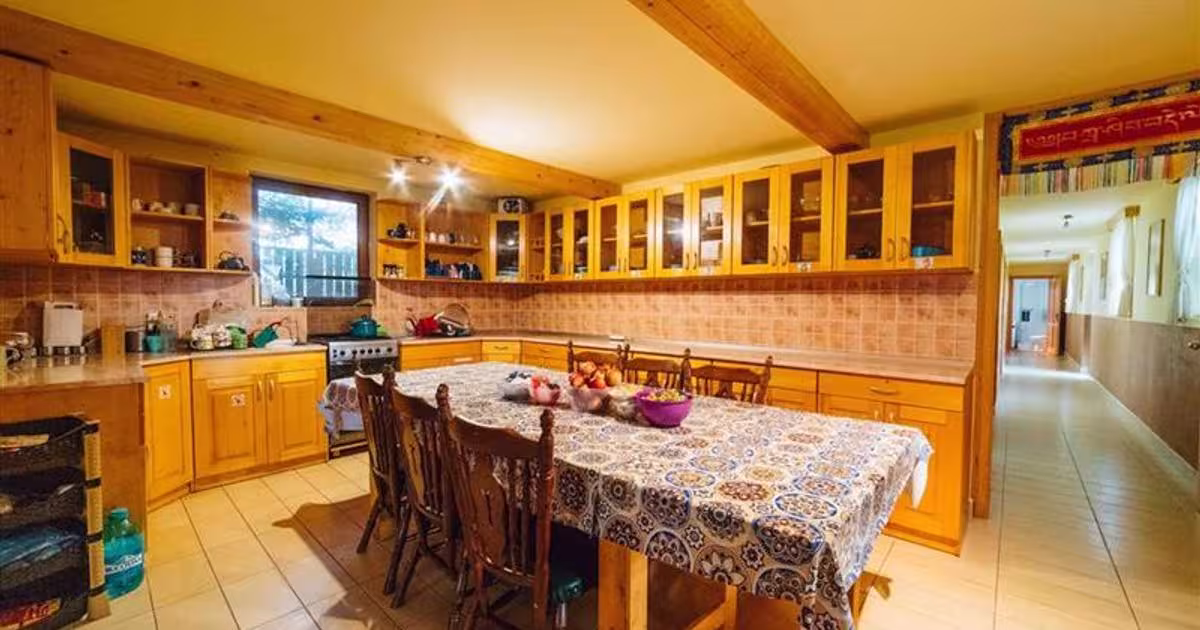 Casă individuală cu 12 camere în Valea Strâmbă