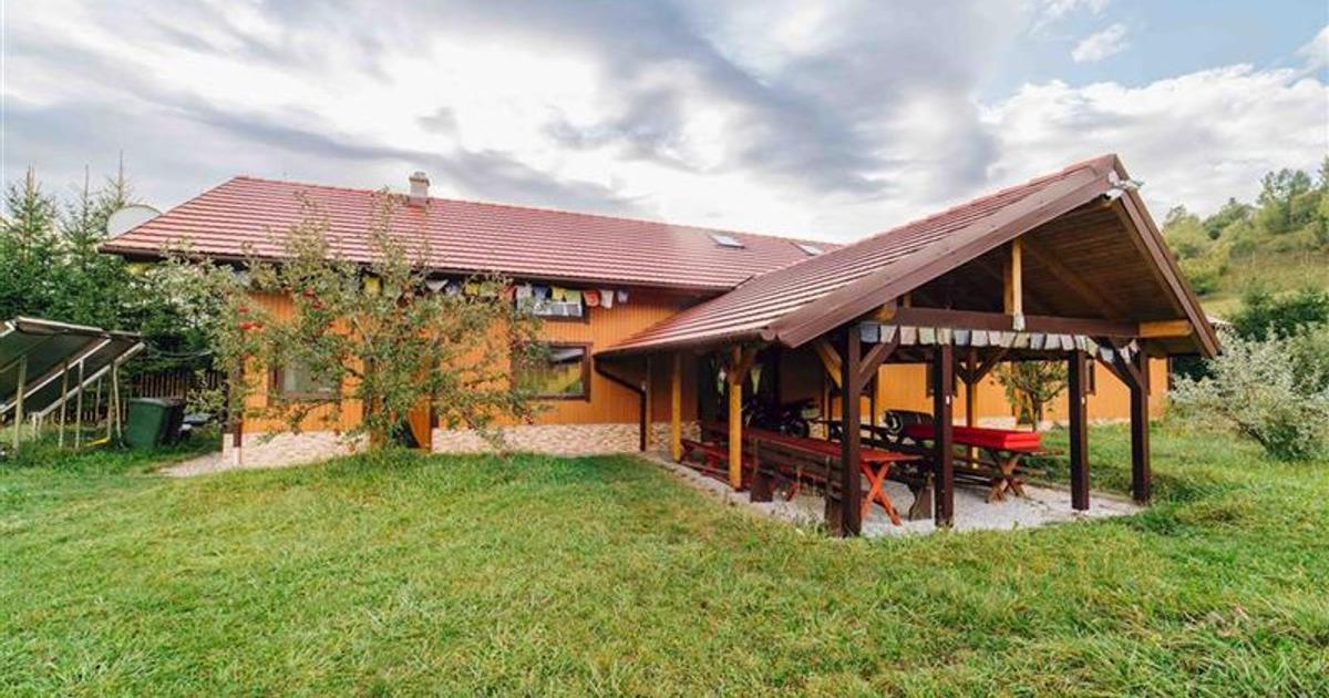 Casă individuală cu 12 camere în Valea Strâmbă