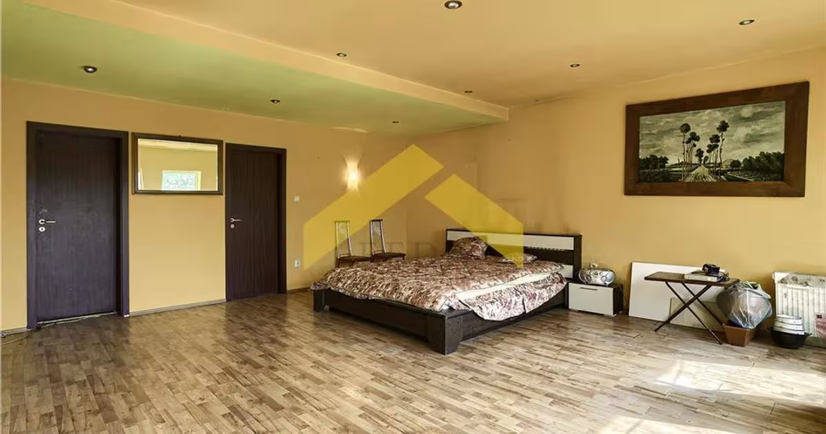 Casă individuală 1,200 mp cu 11 camere în Zădăreni