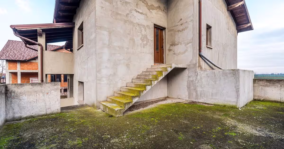 Casă individuală cu 9 camere în Zimandu Nou