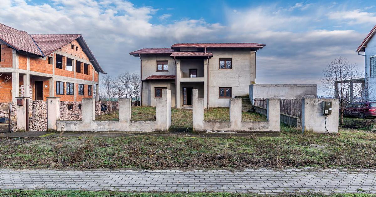 Casă individuală cu 9 camere în Zimandu Nou