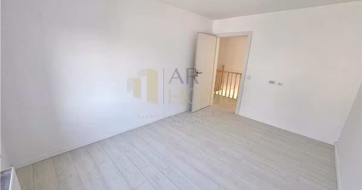 Duplex 1,155 mp cu 4 camere în Strejnicu