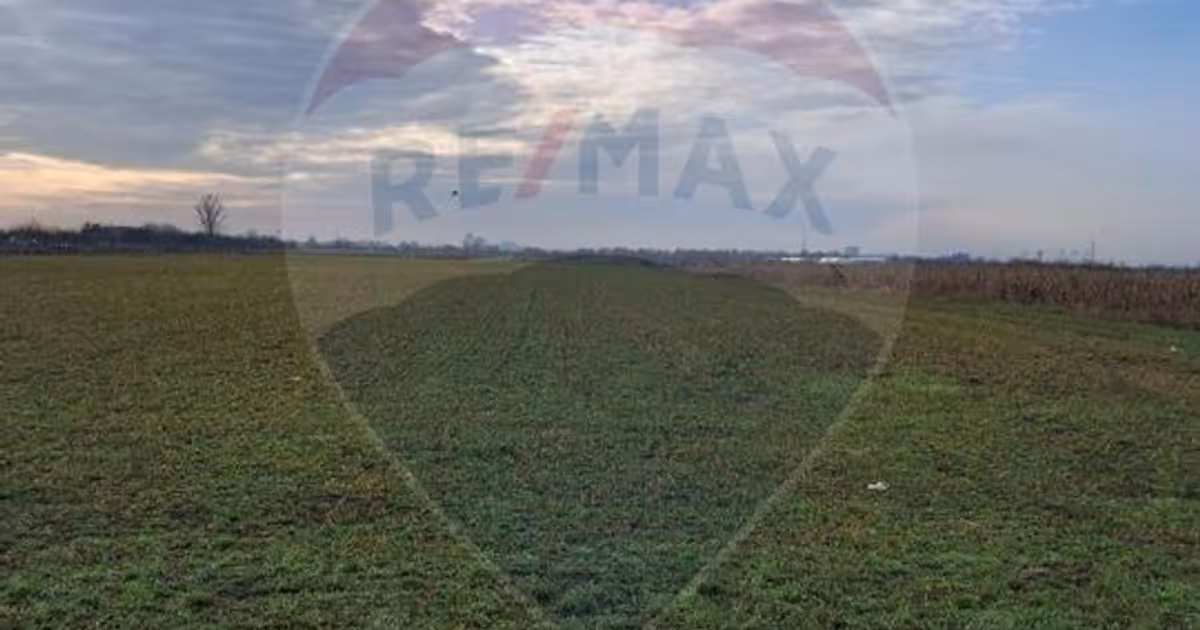 Teren agricol intravilan de 5700 mp, în Sântion