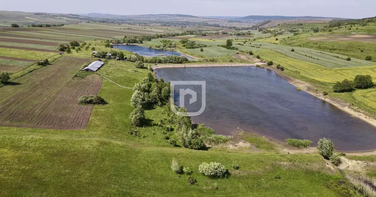 Teren Construcții intravilan de 16000 mp, în Costâna