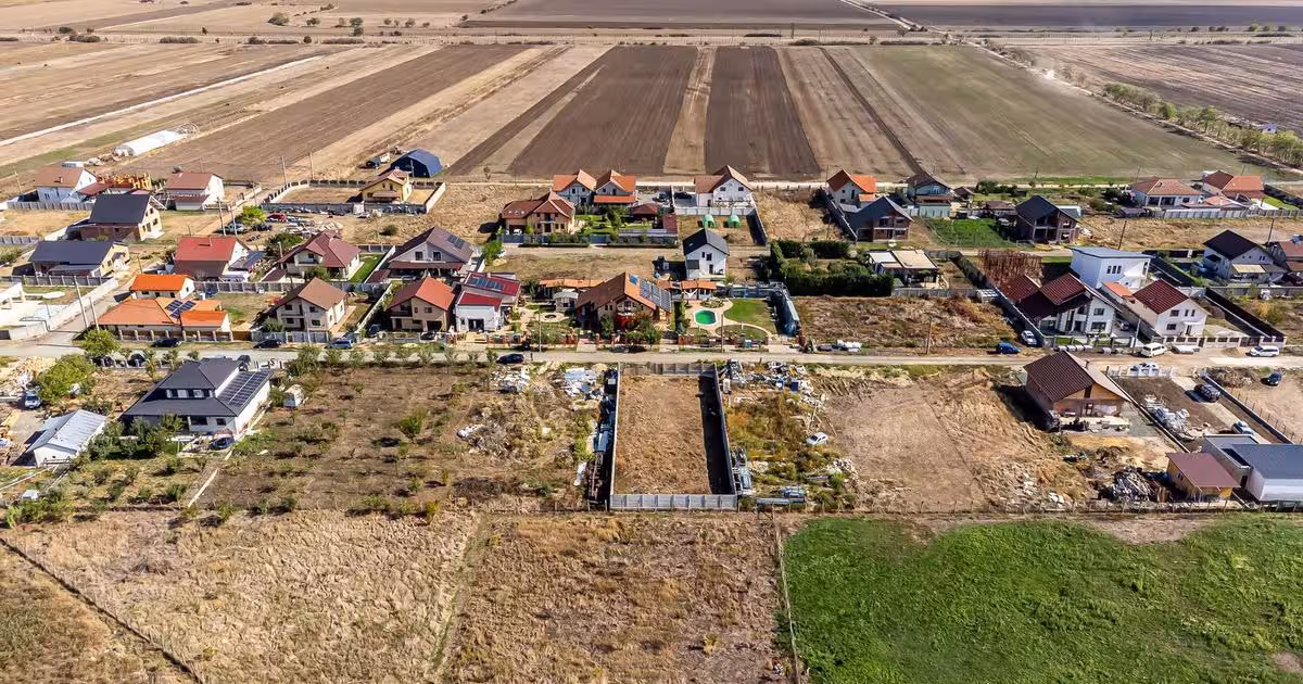 Teren Construcții intravilan de 733 mp, în Livada