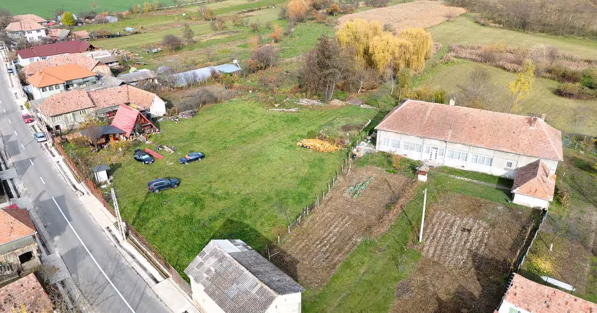 Teren Construcții intravilan de 35102 mp, în Mesentea