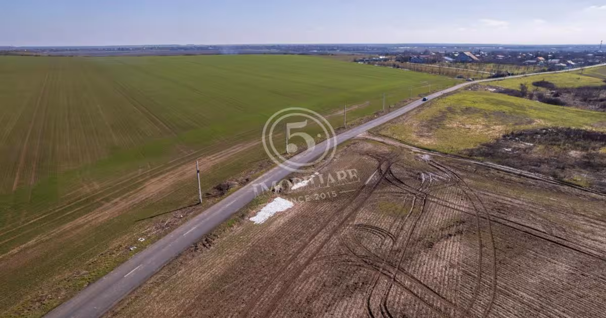 Teren Construcții intravilan de 80000 mp, în Nuci