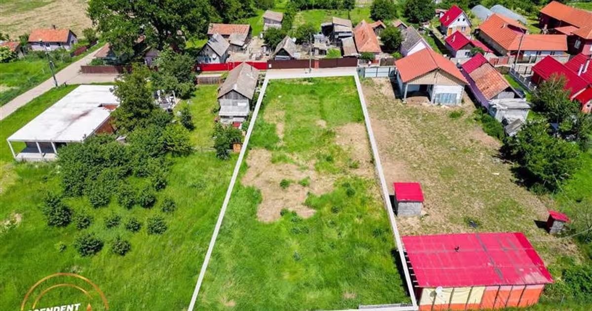 Teren Construcții intravilan de 1042 mp, în Ozun