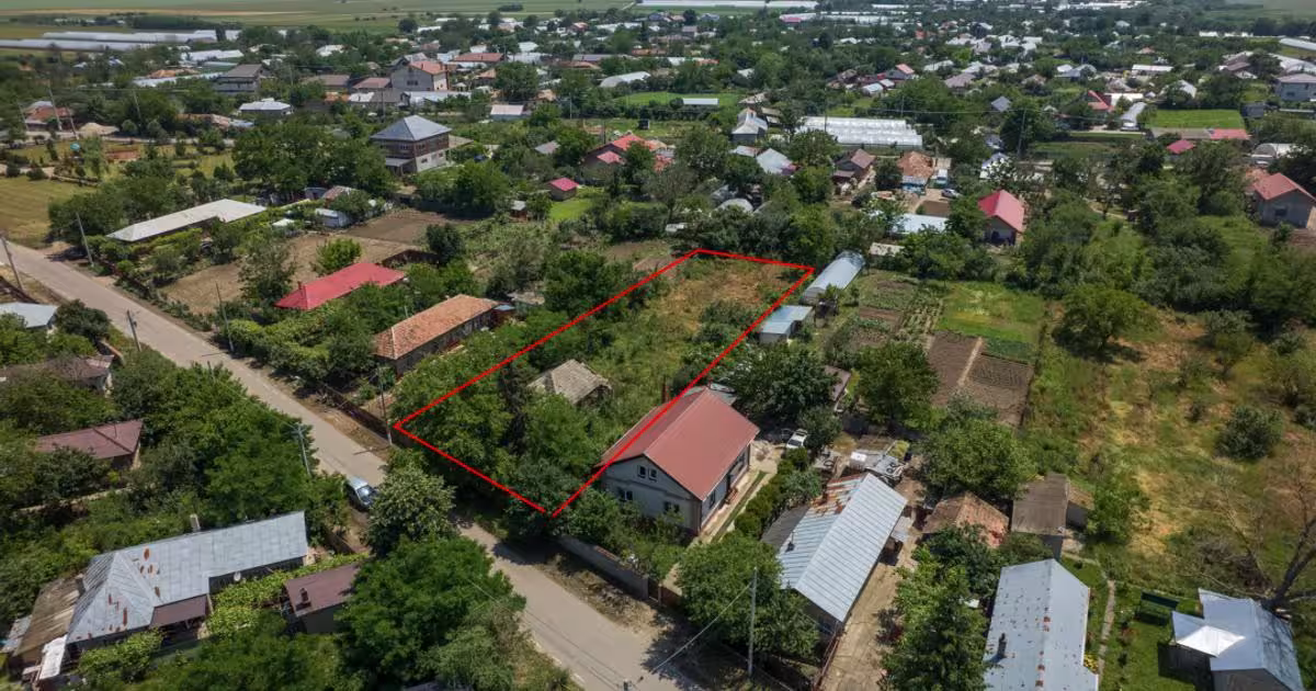 Teren Construcții intravilan de 1158 mp, în Vărăști