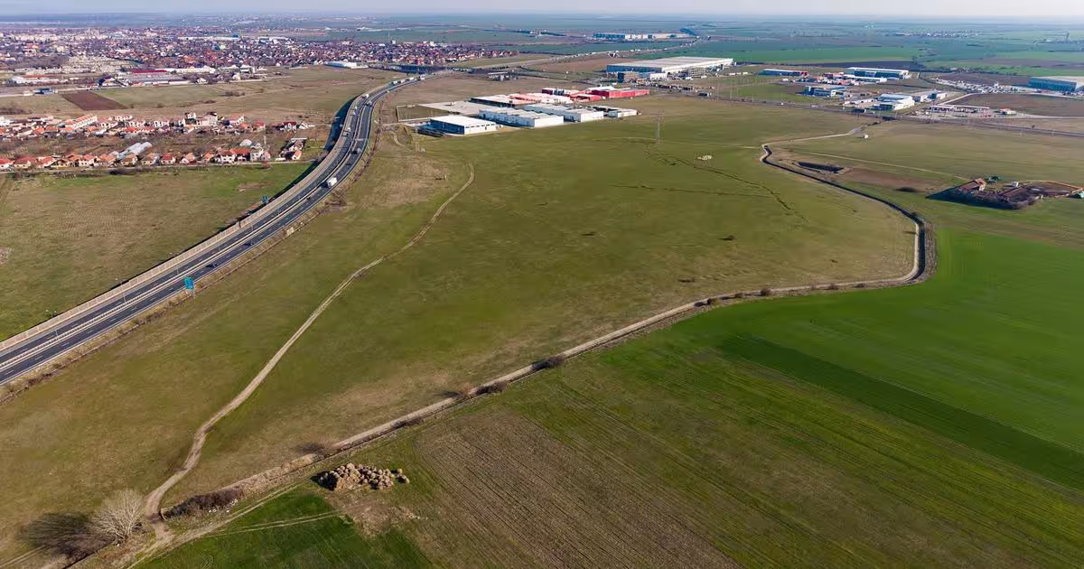 Teren Construcții intravilan de 107000 mp, în Zădăreni