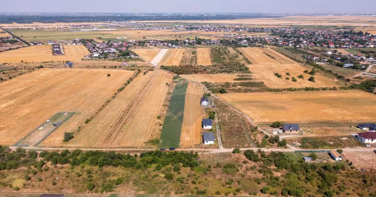 Teren intravilan de 5888 mp, în Săbăreni