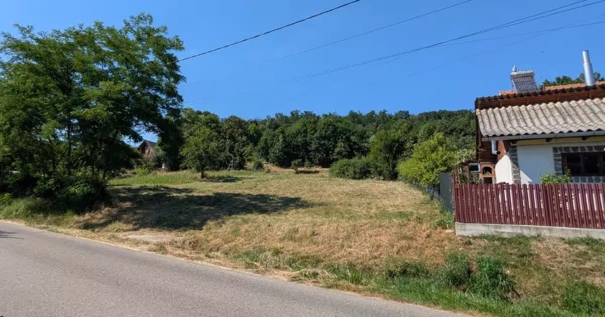 Teren intravilan de 1385 mp, în Tutana
