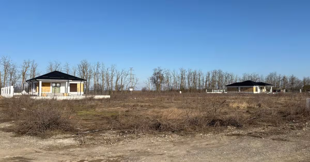 Teren intravilan de 592 mp, în Vânători