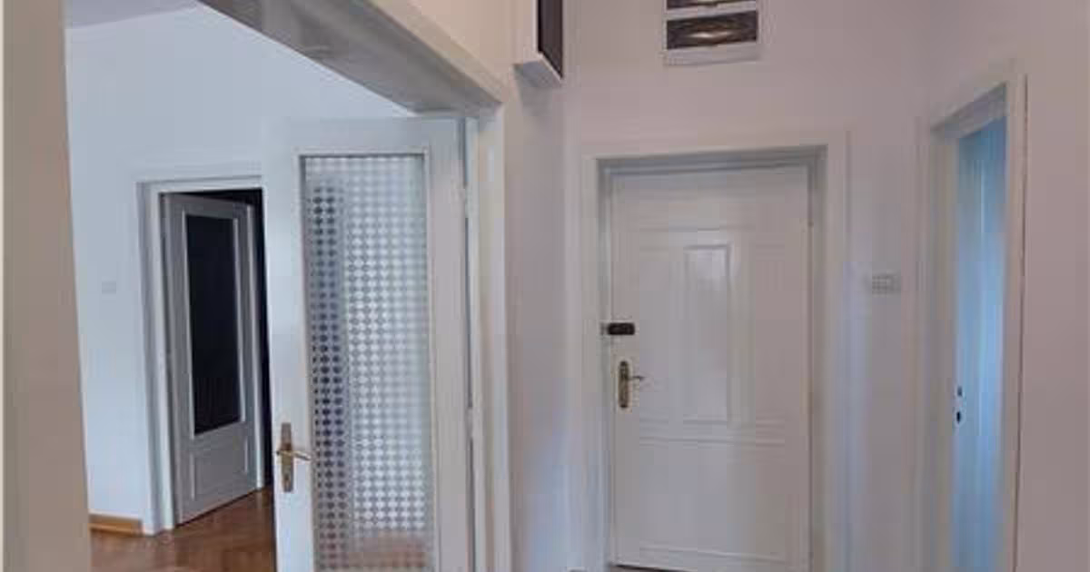 Apartament semidecomandat cu 5 camere în zona Central, Arad