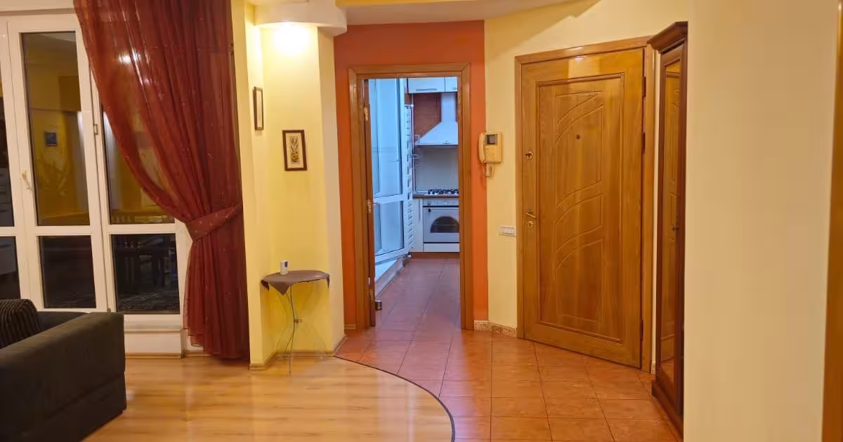 Apartament decomandat cu 3 camere în zona Ultracentral, Constanța