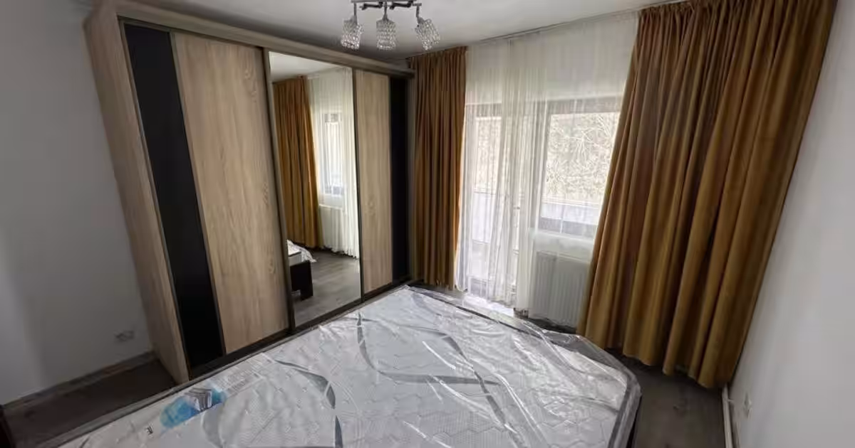 Apartament trei camere, in spatele liceului Economic