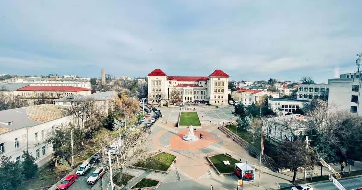 Apartament decomandat cu 3 camere în zona Central, Iași