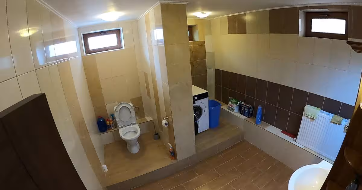 Apartament semidecomandat cu 3 camere în Lazu