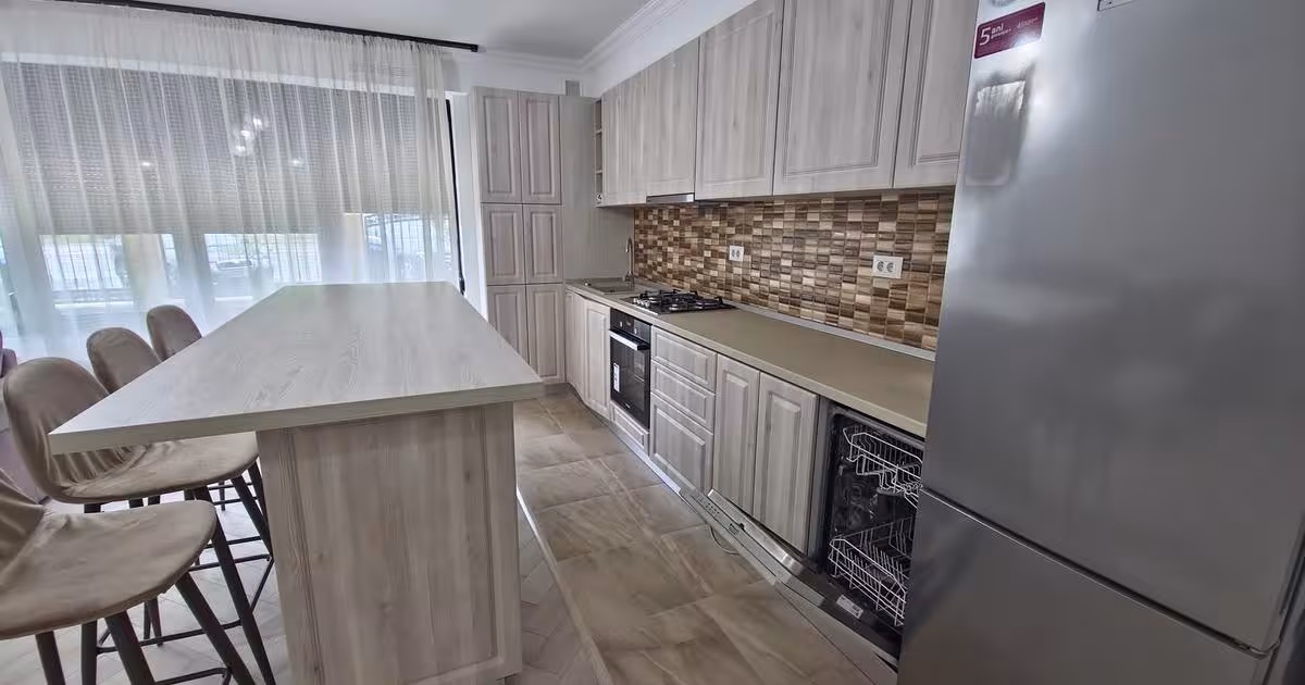 Apartament decomandat cu 3 camere în zona Central, Mamaia