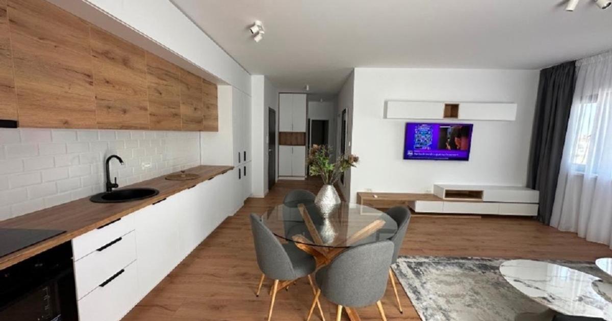 Apartament de lux cu 2 camere și curte plus loc parcare în complex rezidențial