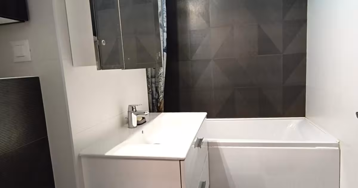 Apartament semidecomandat cu 3 camere în zona Giurgiului, Sector 4