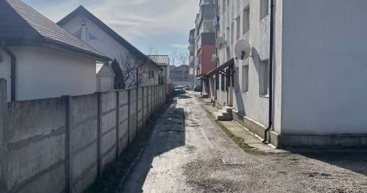 Acest apartament de 2 camere este situat la etajul 1. Este decomandat, oferind o