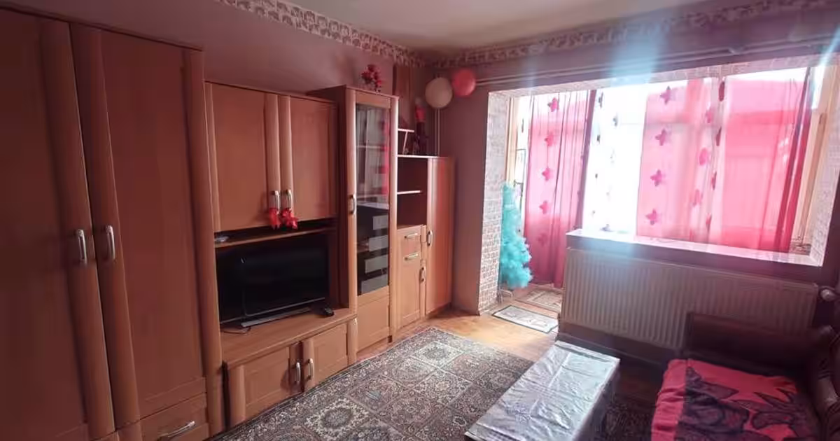 Apartament decomandat cu 3 camere în Brad