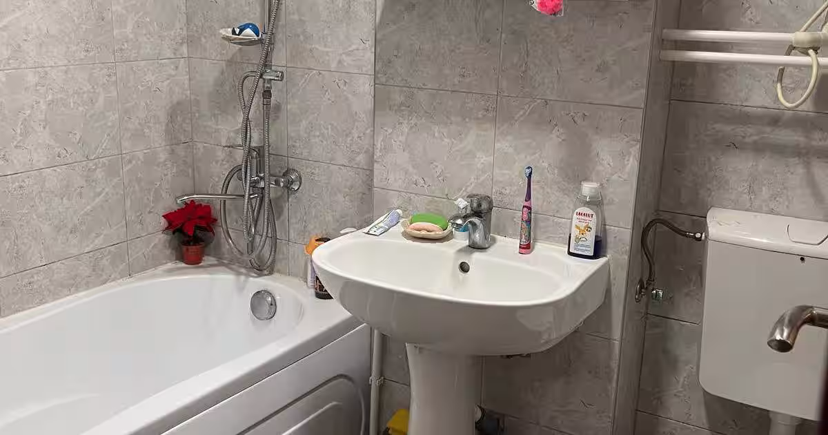 Apartament semidecomandat cu 4 camere în zona Micro 19, Galați