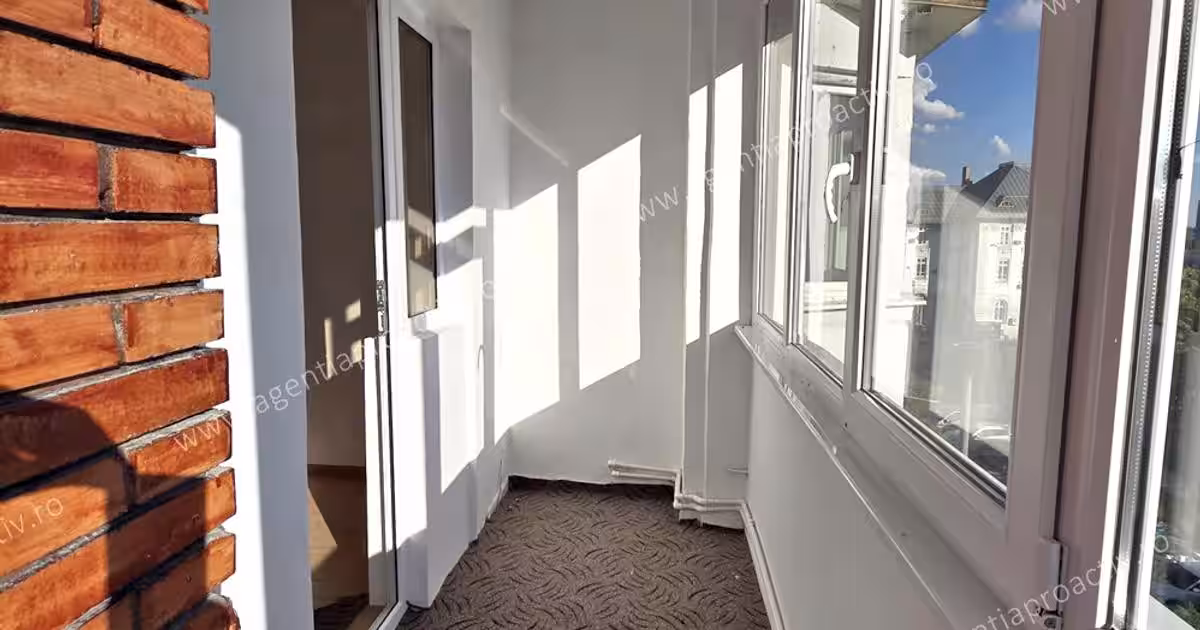 Se vinde un apartament cu 4 camere decomandat, situat în zona Port – Centru,