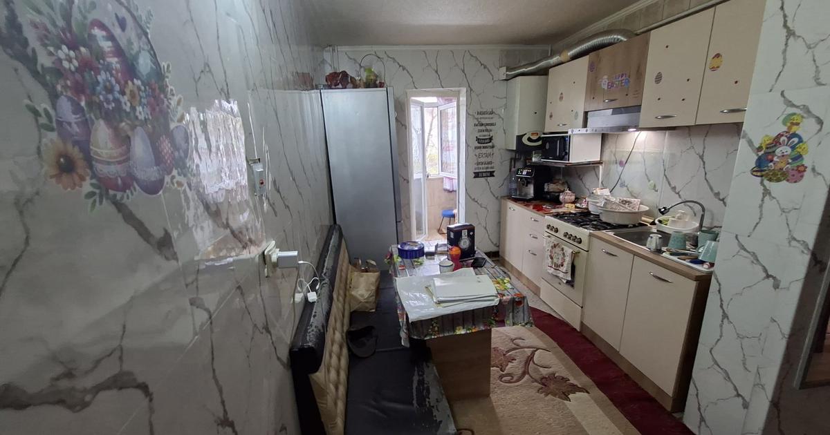 Apartament cu 3 camere, decomandat, etajul 2/4, zona Galata