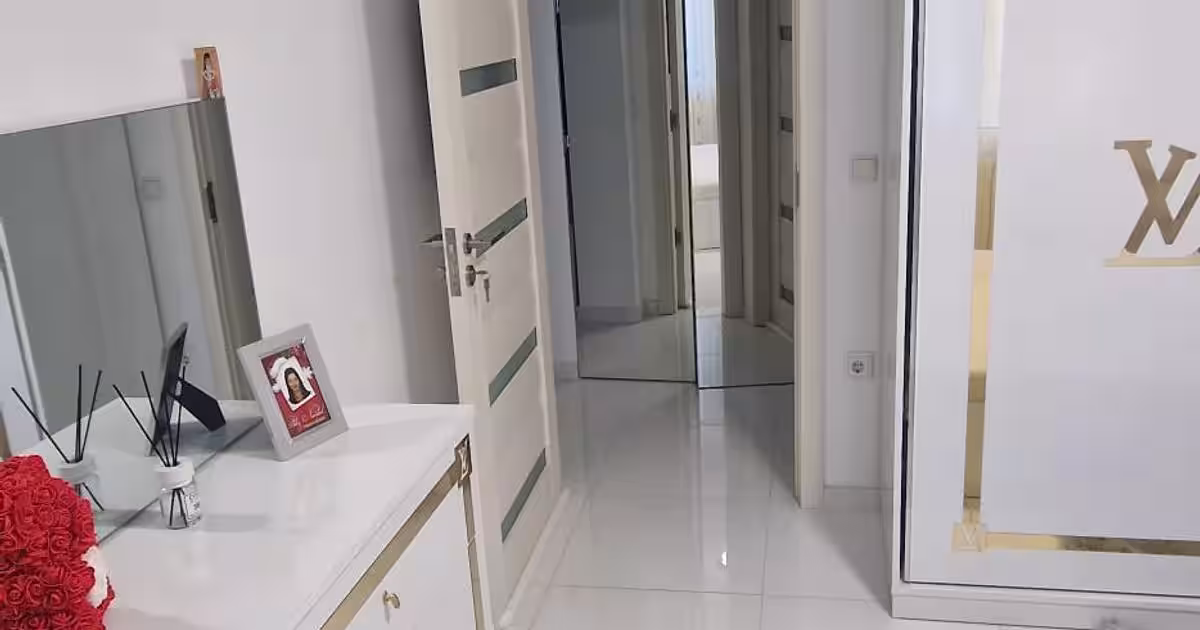 Se vinde apartament semidecomandat 2 camere pret 75000 euro negociabil.