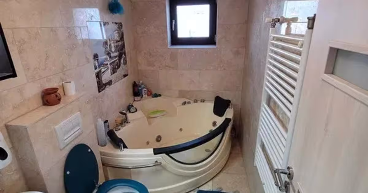 Casă cu 5 camere în Lazu