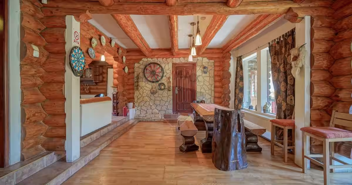 Casă cu 8 camere în Timișu de Jos