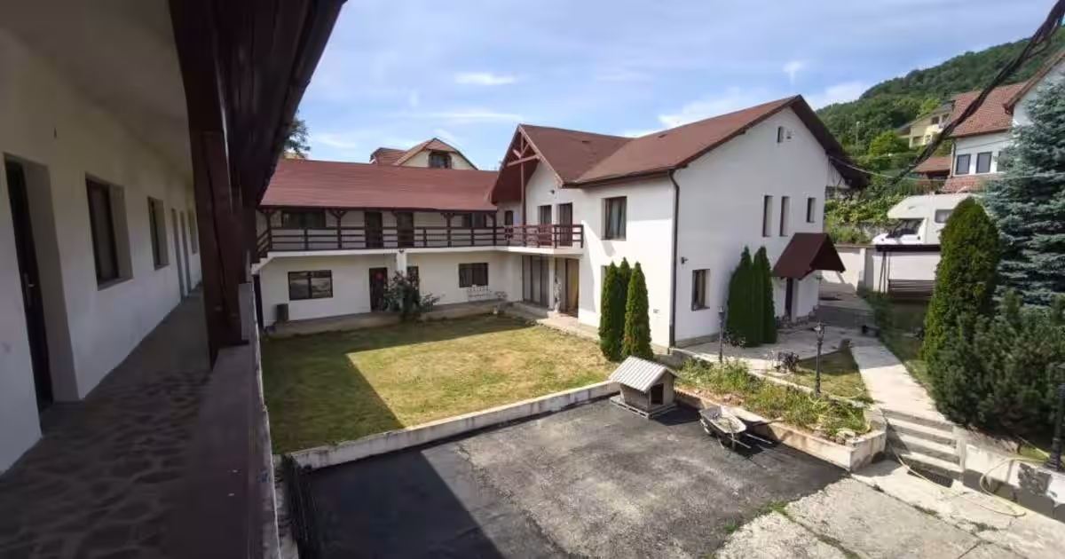 Proprietate cu 20 de camere și 11 ari de teren lângă Stadionul Baia Mare –