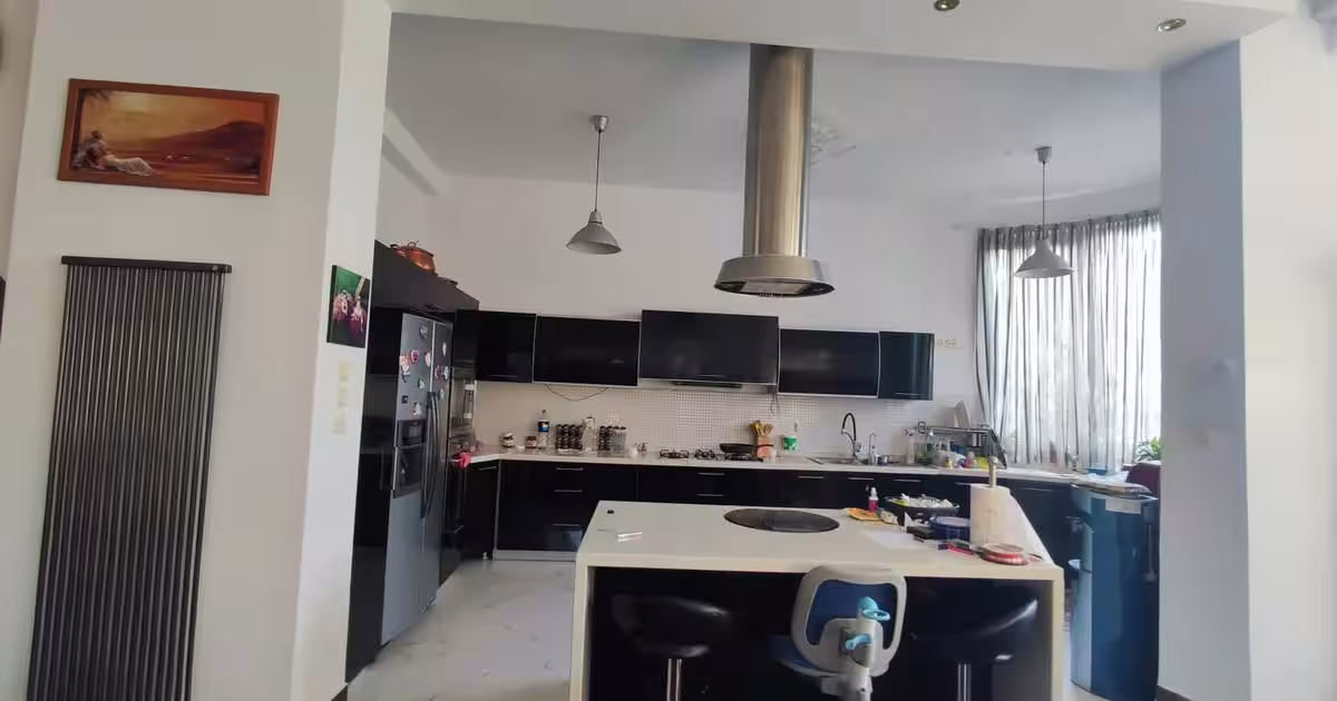 Casă 450 mp cu 8 camere în Balotești