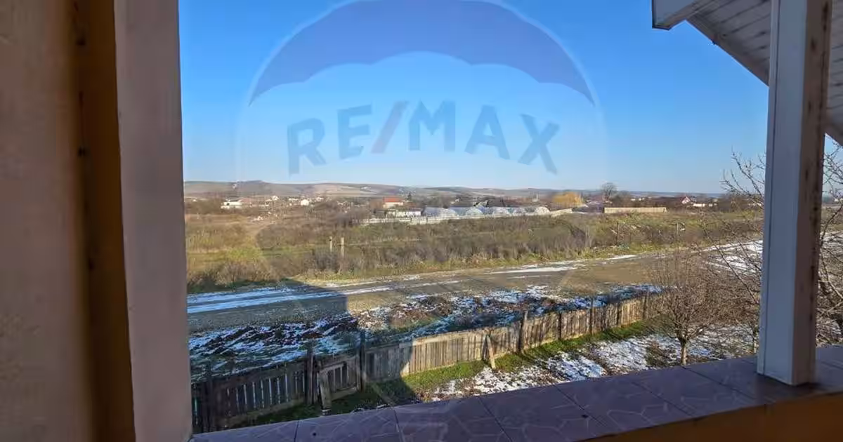 Casă 160 mp cu 5 camere în Brădești